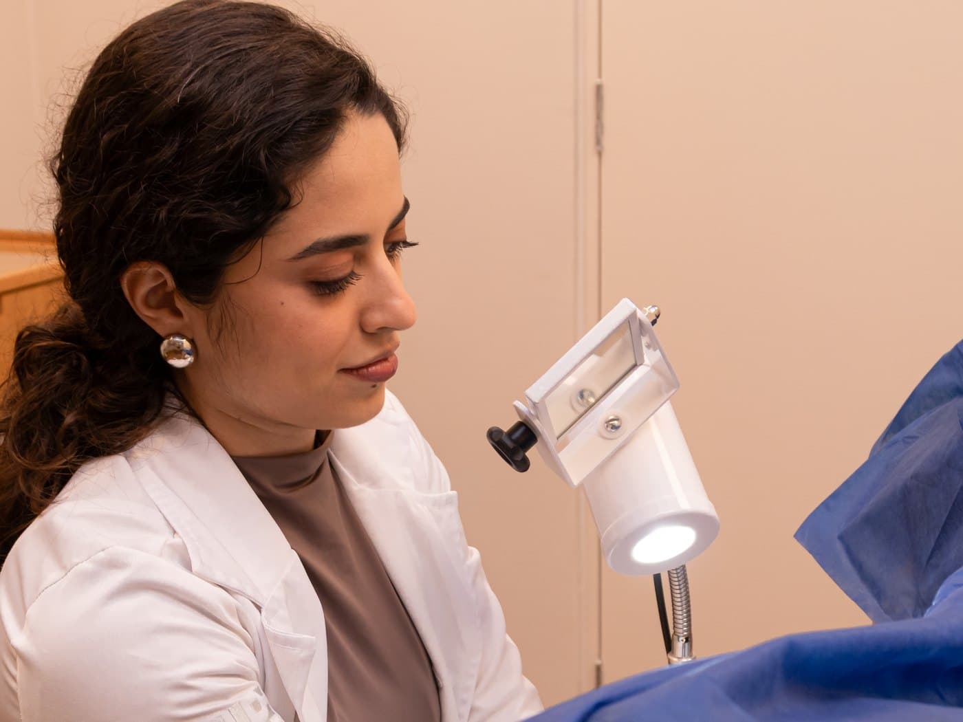 Dra. Gabriela Giannini realizando exame ginecológico em consultório